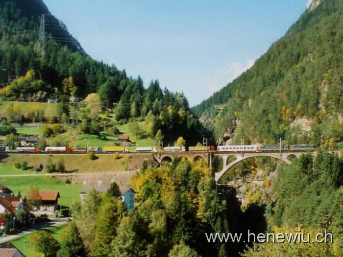 Gotthard 6.jpg - Güterzug auf der mittleren Meienreuss - Brücke